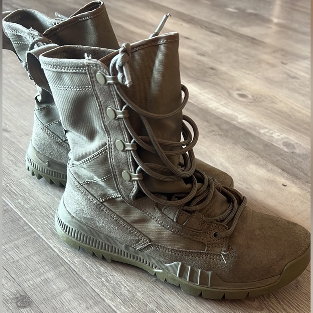 Nike Combat Boots Mens 4 / Womens 6 - lightweight!